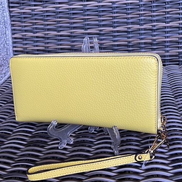 Michael Kors Jet Set Travel Large Travel CONTINENTAL 
Sunshine - Picture 4 of 16